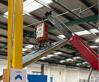 Vacuum lifter in warehouse